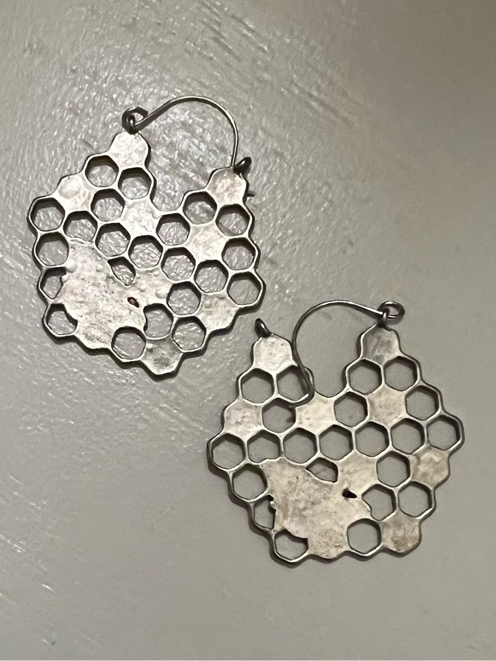 Whimsical Vintage Honeycomb & Bee Earrings - Picture 3 of 3